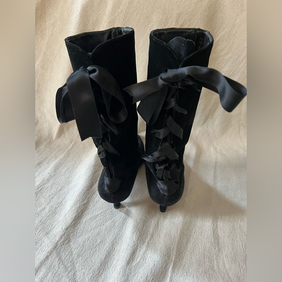 ❌SOLD❌Manolo Blahnik 1990s Velvet with Silk Ribbon Pointed Toe Boots - Picture 7 of 10